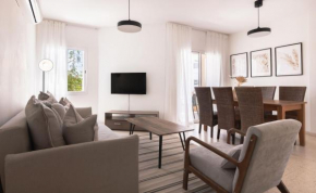 Phaedrus Living: Nerina Modern City Flat